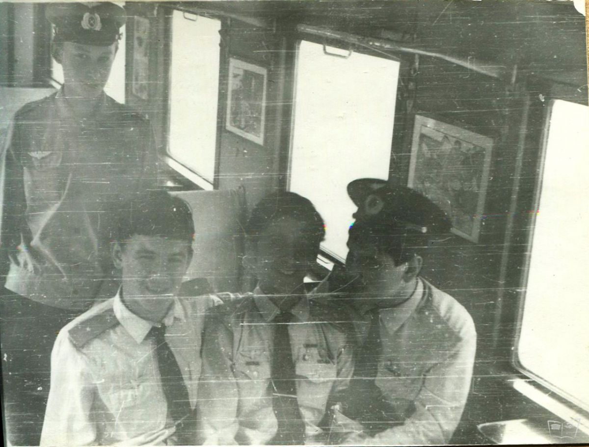Юные железнодорожники в мягком вагоне состава 'Орлёнок'