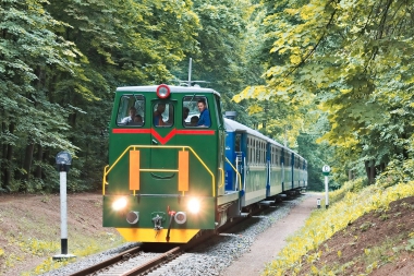 ТУ7А-3198 с поездом 'Украина' следует в нечётную сторону на втором километре