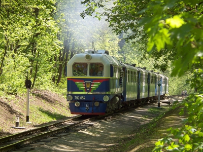 ТУ2-054 с поездом 'Украина' из вагонов Pafawag поднимается по второму километру Малой Южной железной дороги.