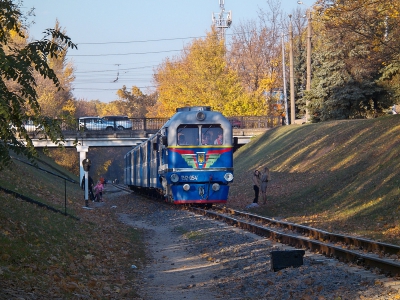 ТУ2-054 с поездом 'Украина' следует в нечётную сторону по первому километру Малой Южной железной дороги.
