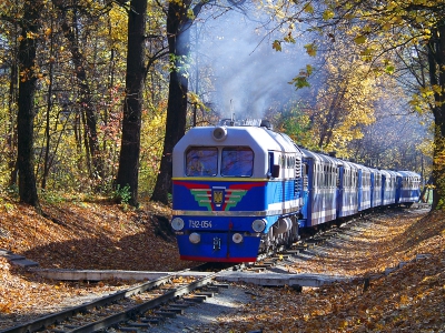 ТУ2-054 с поездом 'Украина' следует в чётную сторону по второму километру Малой Южной железной дороги.