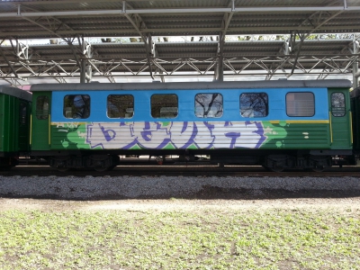 Наполовину закрашенное 'граффити' на вагоне состава 'Юность Южной'
