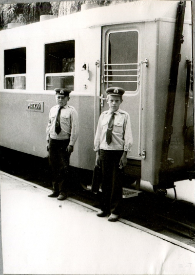 Юные железнодорожники возле мягкого вагона №4 состава 'Орлёнок'