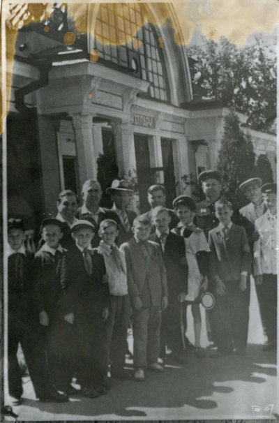 Юные железнодорожники и пионеры на фоне вокзала ст. Парк