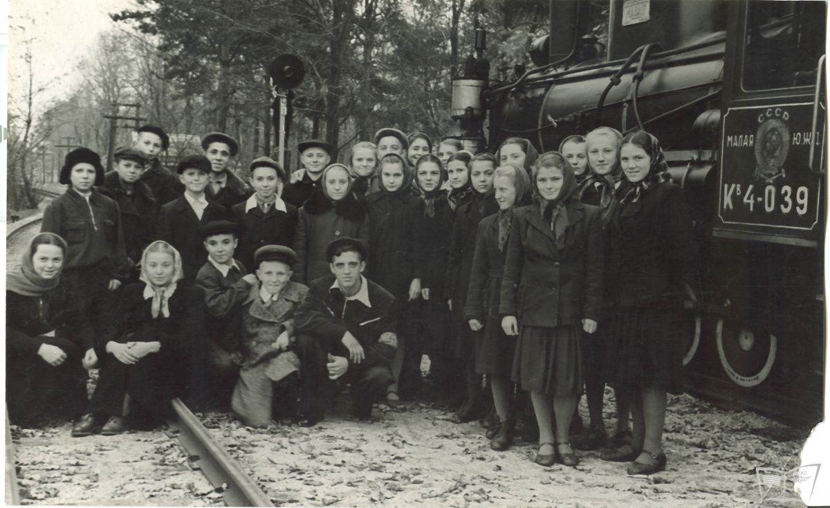 Юные железнодорожники возле паровоза Кв4 на ст. Парк. Начало 50-х годов.