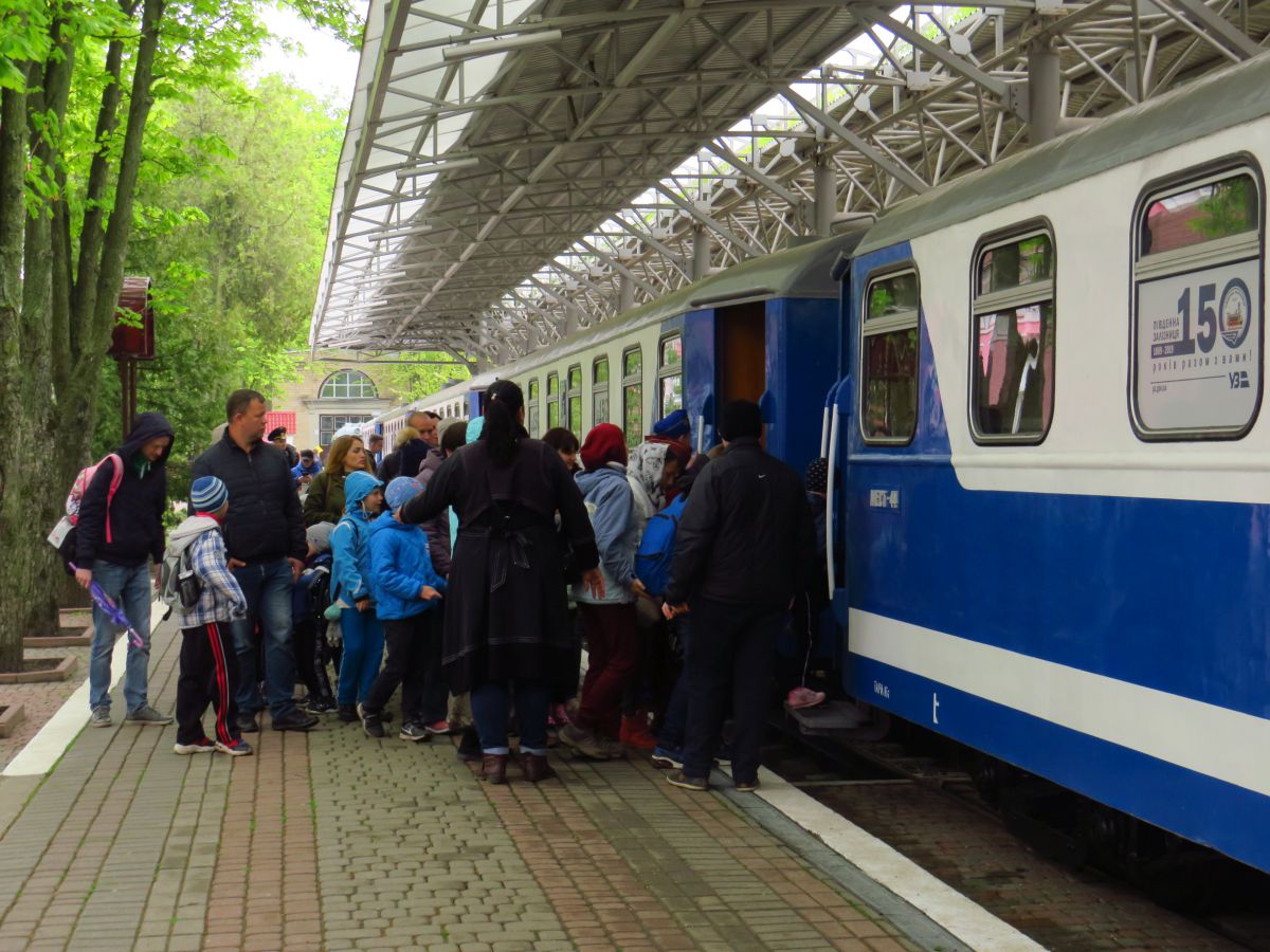 Посадка пассажиров в поезд на ст. Парк