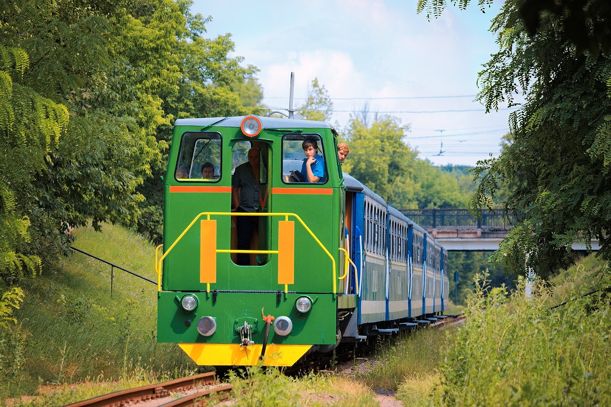 ТУ7А-3198 с поездом 'Украина' следует в нечётную сторону