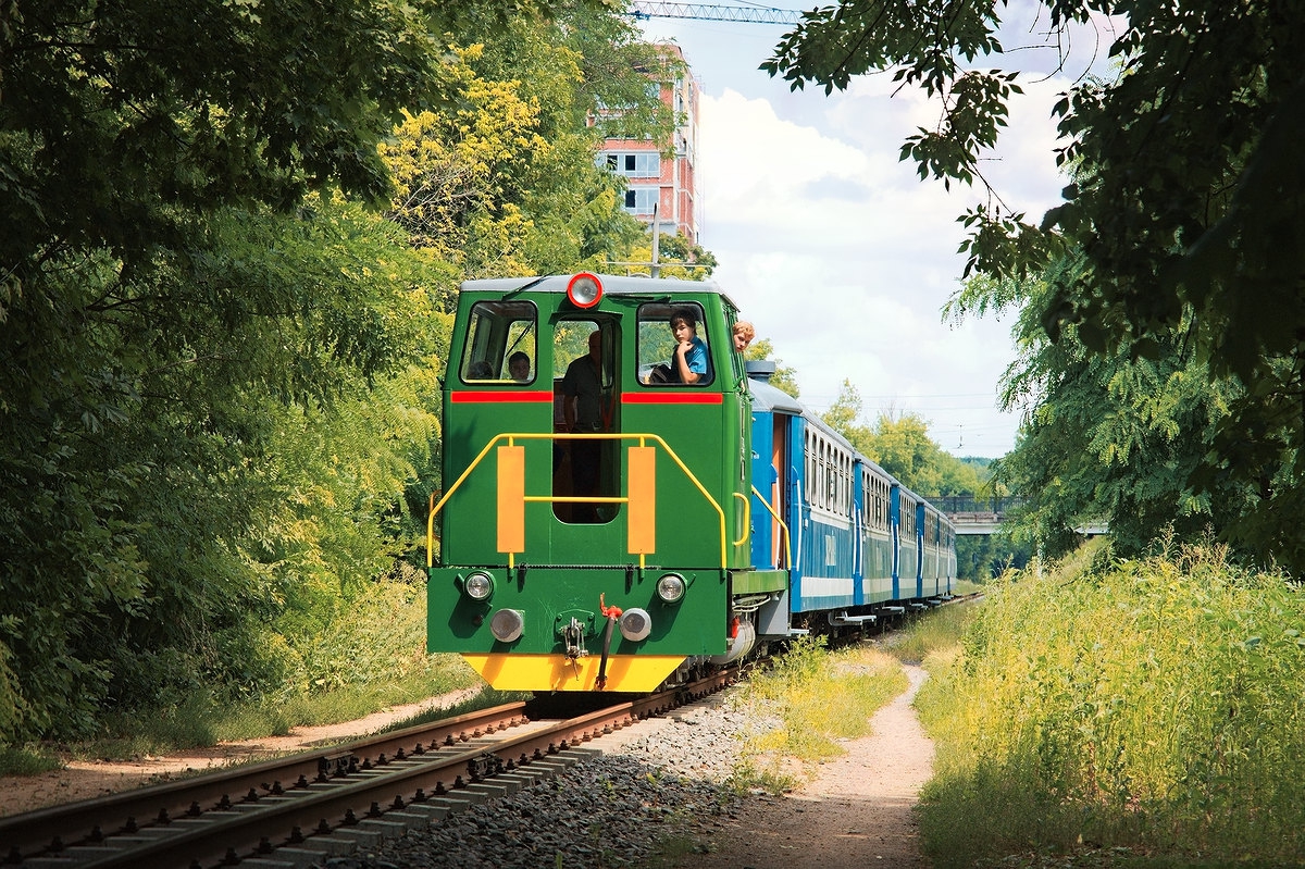 ТУ7А-3198 с поездом 'Украина' следует в нечётную сторону на первом километре
