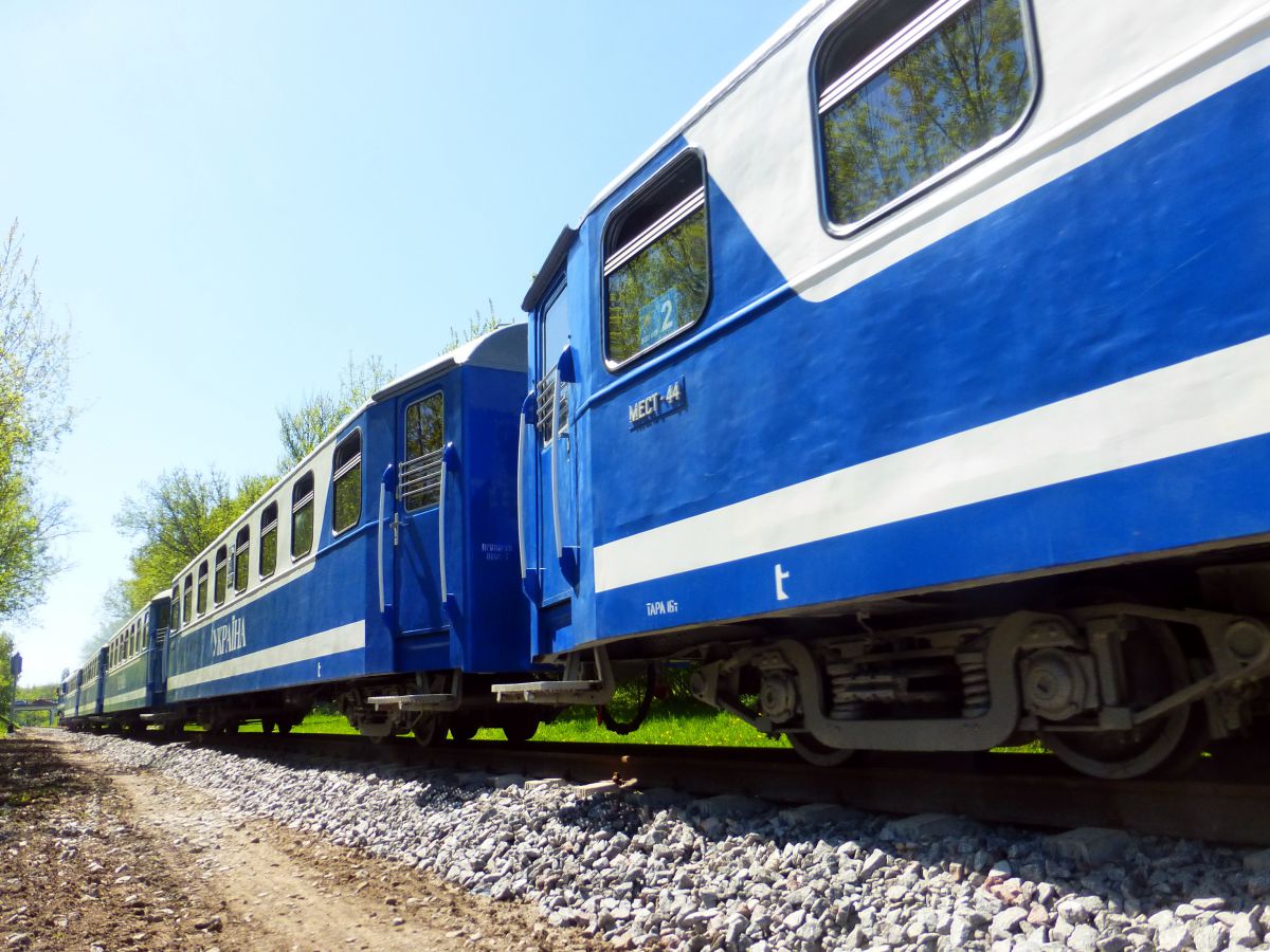 Поезд 'Украина' на перегоне