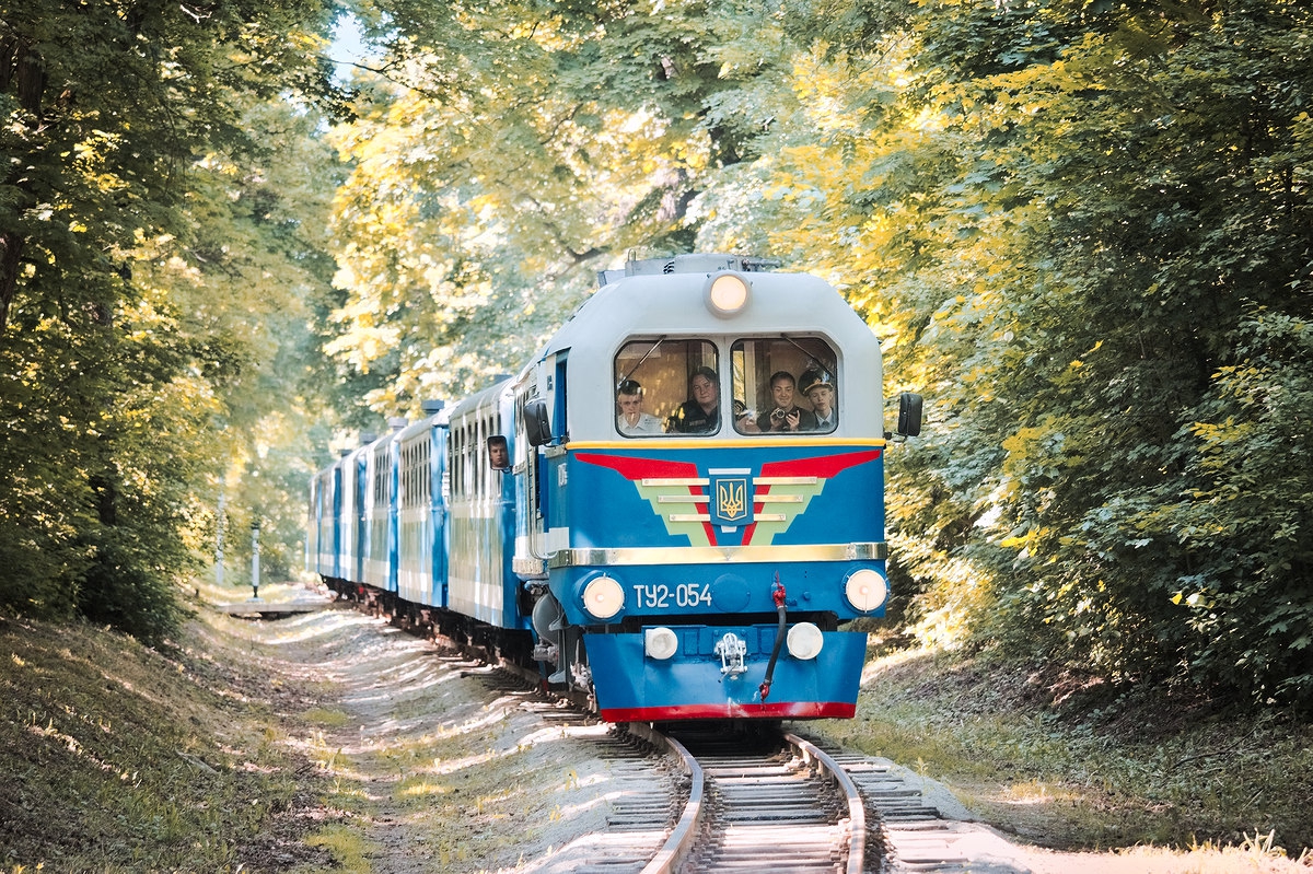 ТУ2-054 с поездом 'Украина' из вагонов Pafawag следует в нечётную сторону на втором километре