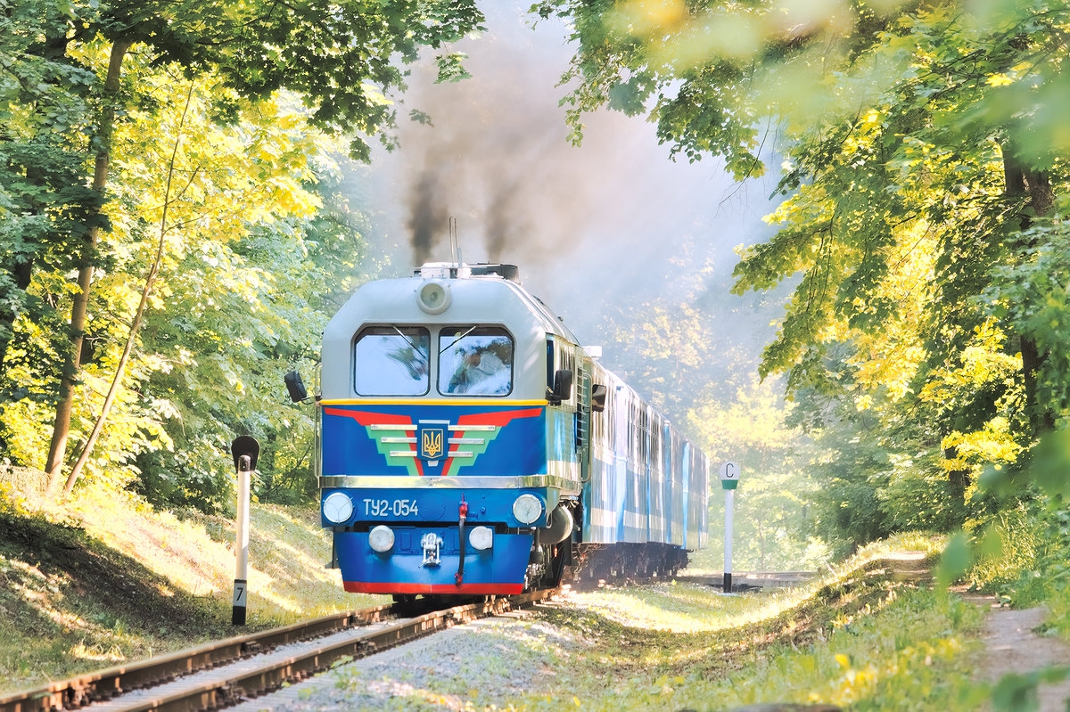 ТУ2-054 с поездом 'Украина' из вагонов Pafawag следует в чётную сторону на втором километре