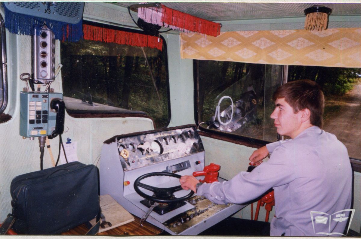 Юный машинист в кабине тепловоза ТУ7А-3198