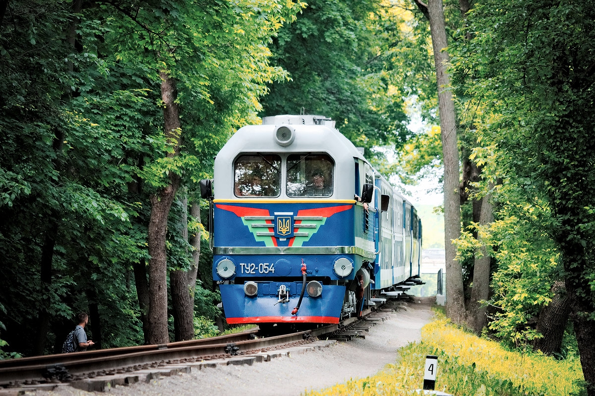 Тепловоз ТУ2-054 с поездом 'Украина' приближается к станции Парк
