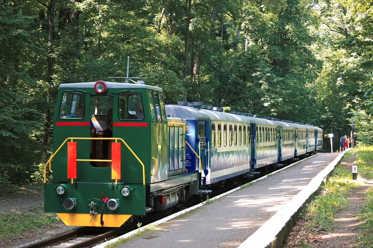 ТУ7А-3198 с поездом 'Украина' следует в нечётную сторону у ост. п. Мемориал