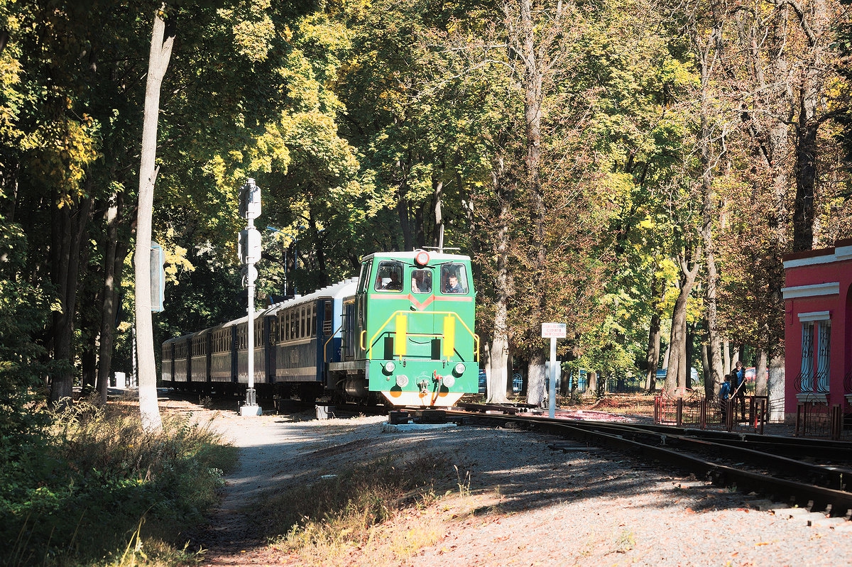 ТУ7А-3198 с составом 'Украина' прибывает на станцию Парк