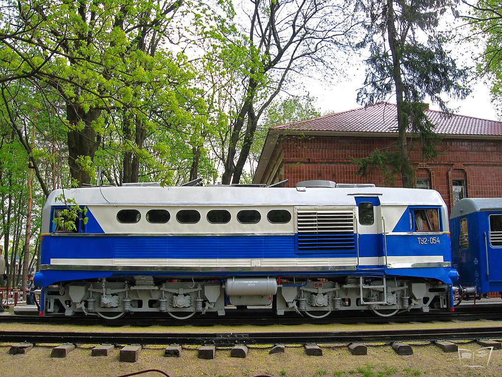 ТУ2-054 с составом 'Украина' на ст. Парк