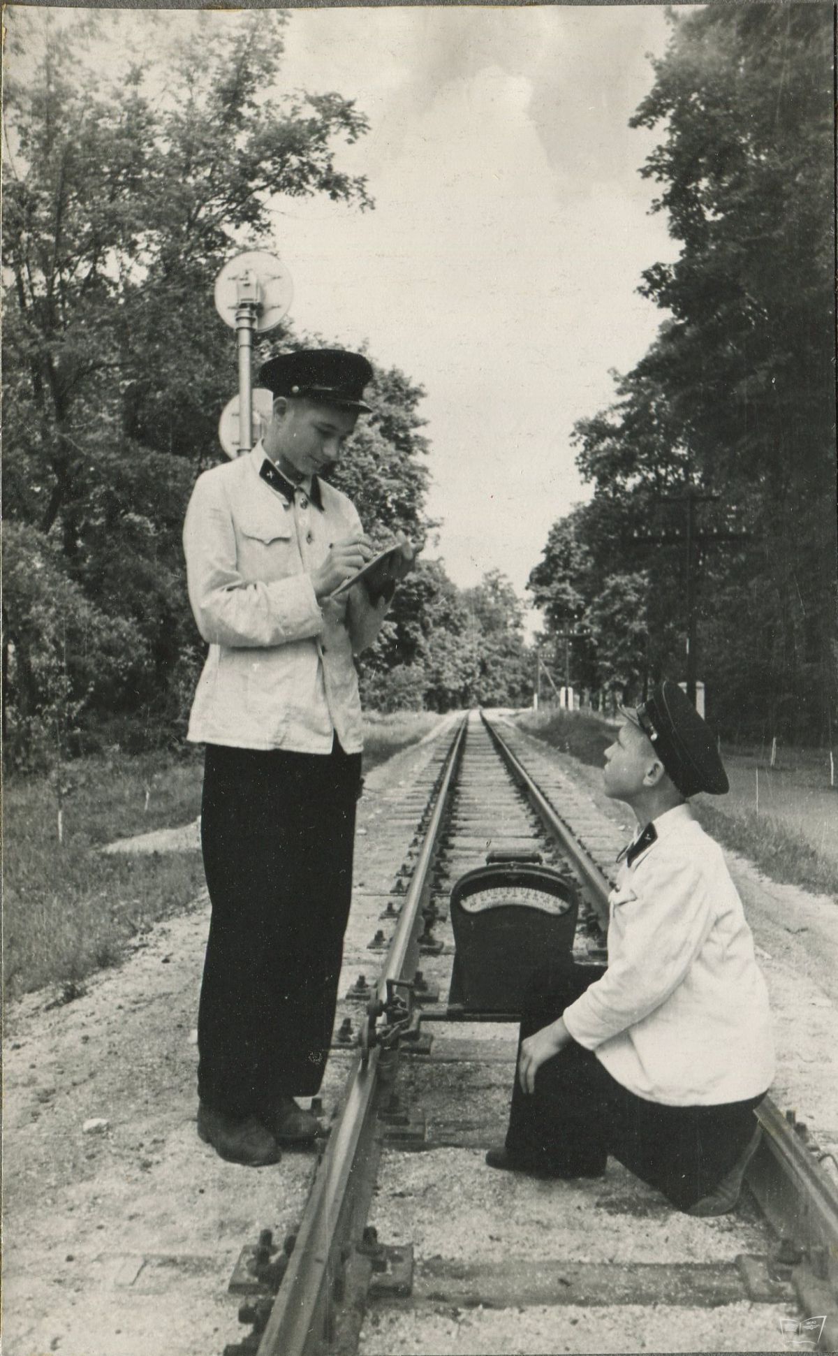 Юные железнодорожники с путевой рейкой