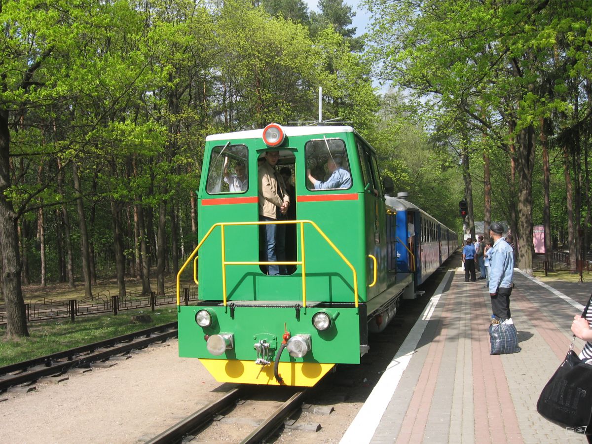 Тепловоз ТУ7А-3198 с составом 'Украина' прибывает на ст. Парк