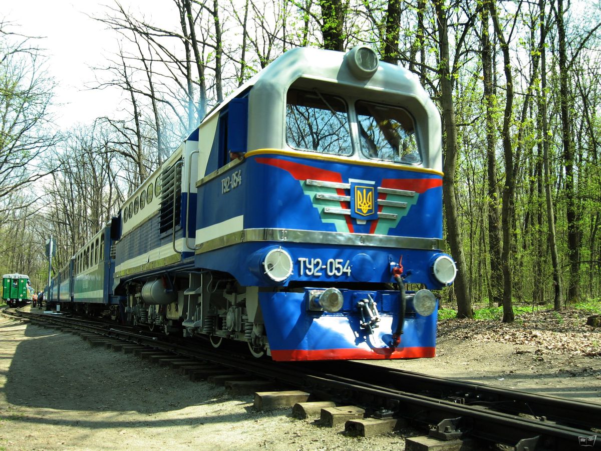 ТУ2-054 с составом 'Украина' отправляется со ст. Лесопарк