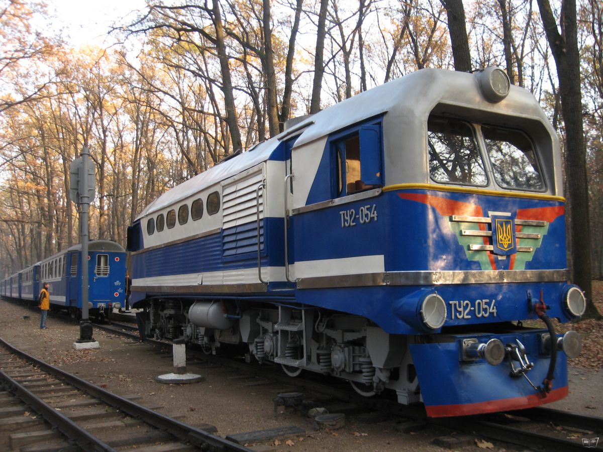 ТУ2-054 подъезжает под состав 'Украина' на ст. Лесопарк