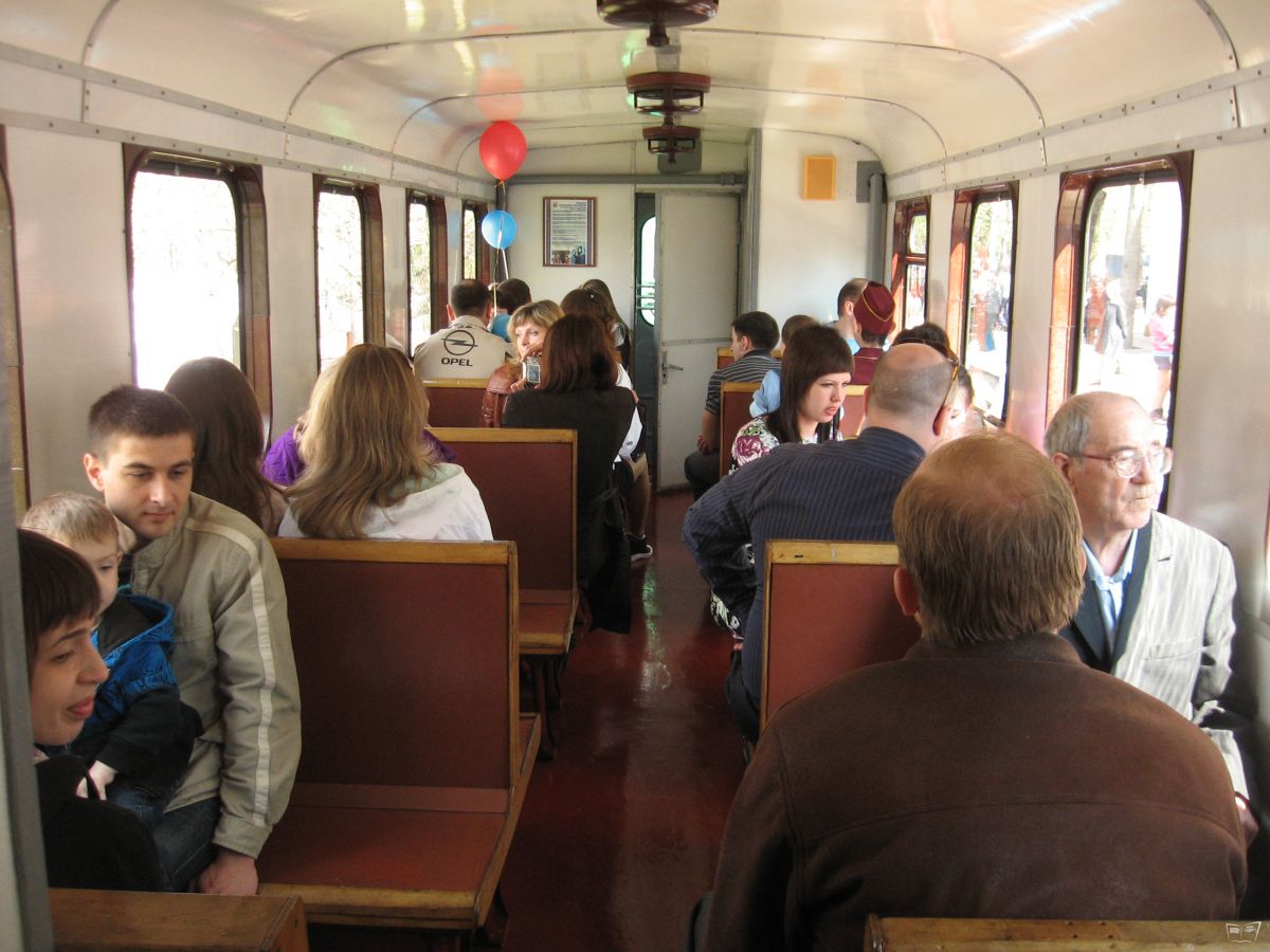 Пассажиры в вагоне состава 'Юность Южной'