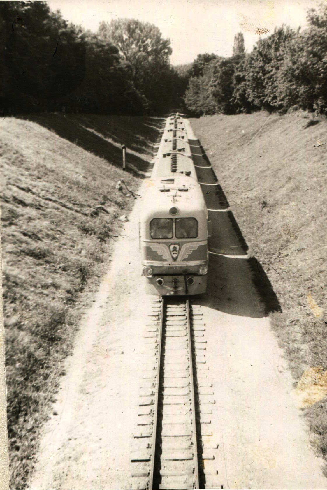 ТЭУ3-001 с поездом на перегоне