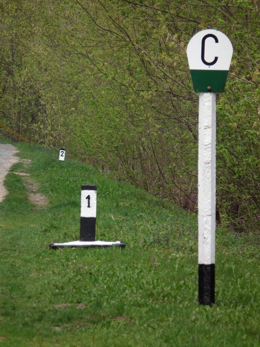 Знак 'С' и пикеты, вид в чётную сторону на втором километре