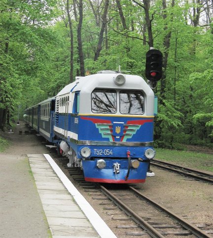 ТУ2-054 с поездом 'Украина' прибывает на станцию Лесопарк