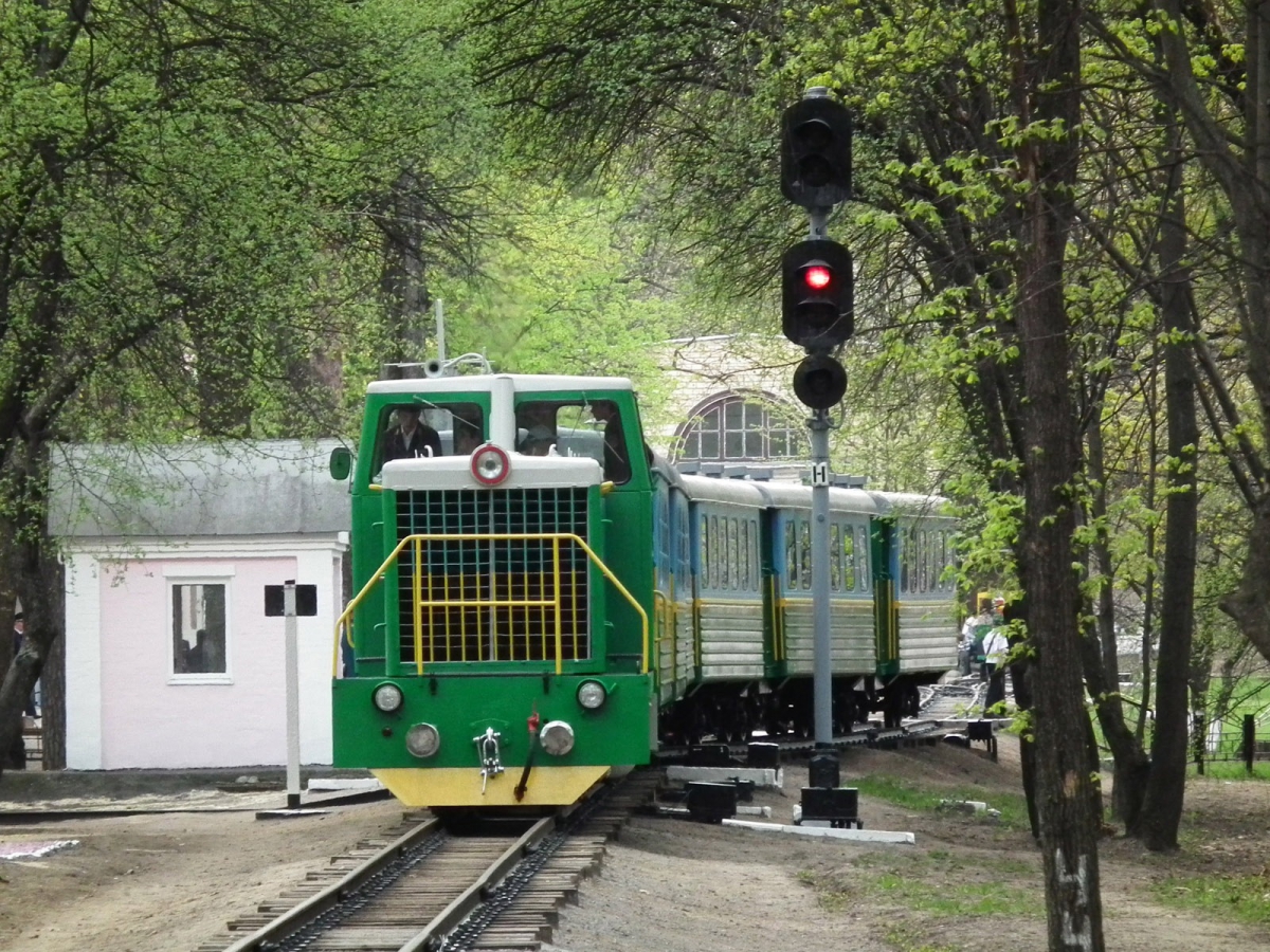 ТУ7А-3198 с поездом 'Юность Южной' отправляется от станции Парк