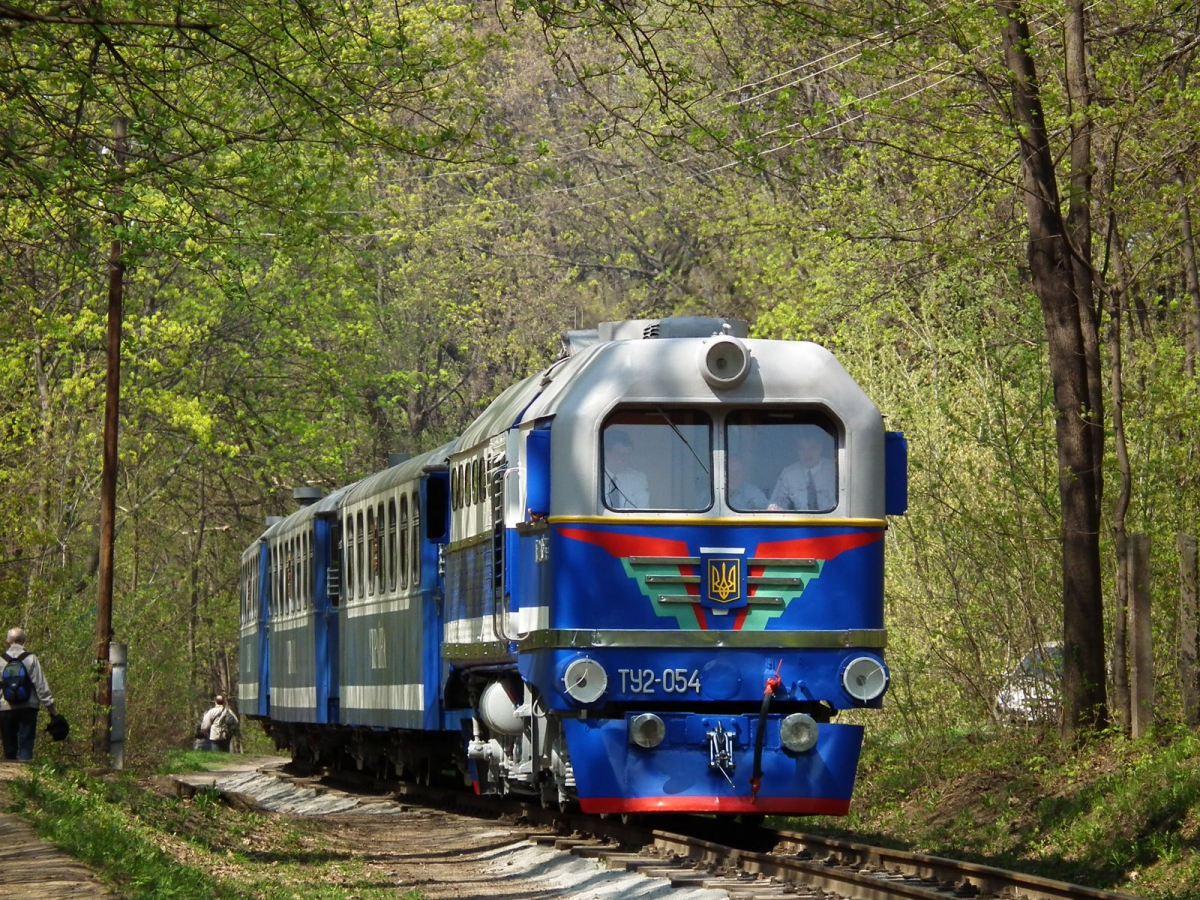 ТУ2-054 с поездом 'Украина'  следует в нечётную сторону на втором километре