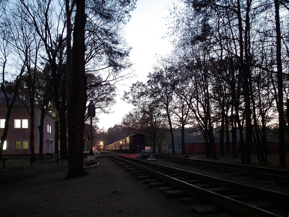 Станция Парк после закрытия движения. Состав 'Украина' отставлен на второй путь для моечных работ.