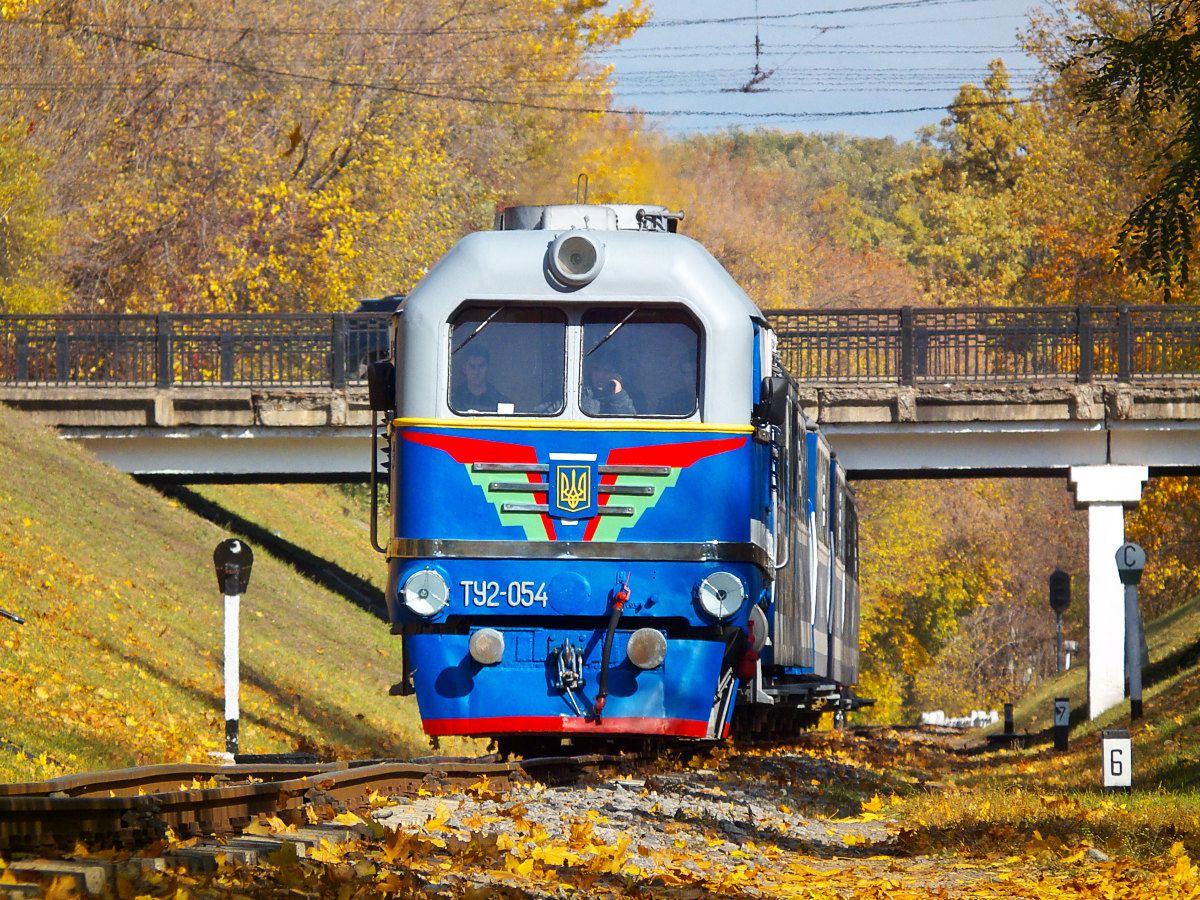 ТУ2-054 с поездом 'Україна' следует в нечётную сторону по перегону Лесопарк - Парк