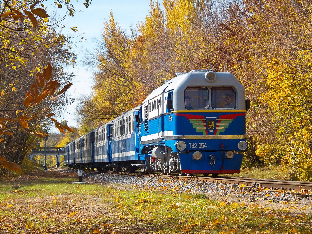 ТУ2-054 с поездом 'Україна' следует в чётную сторону по перегону  Парк - Лесопарк