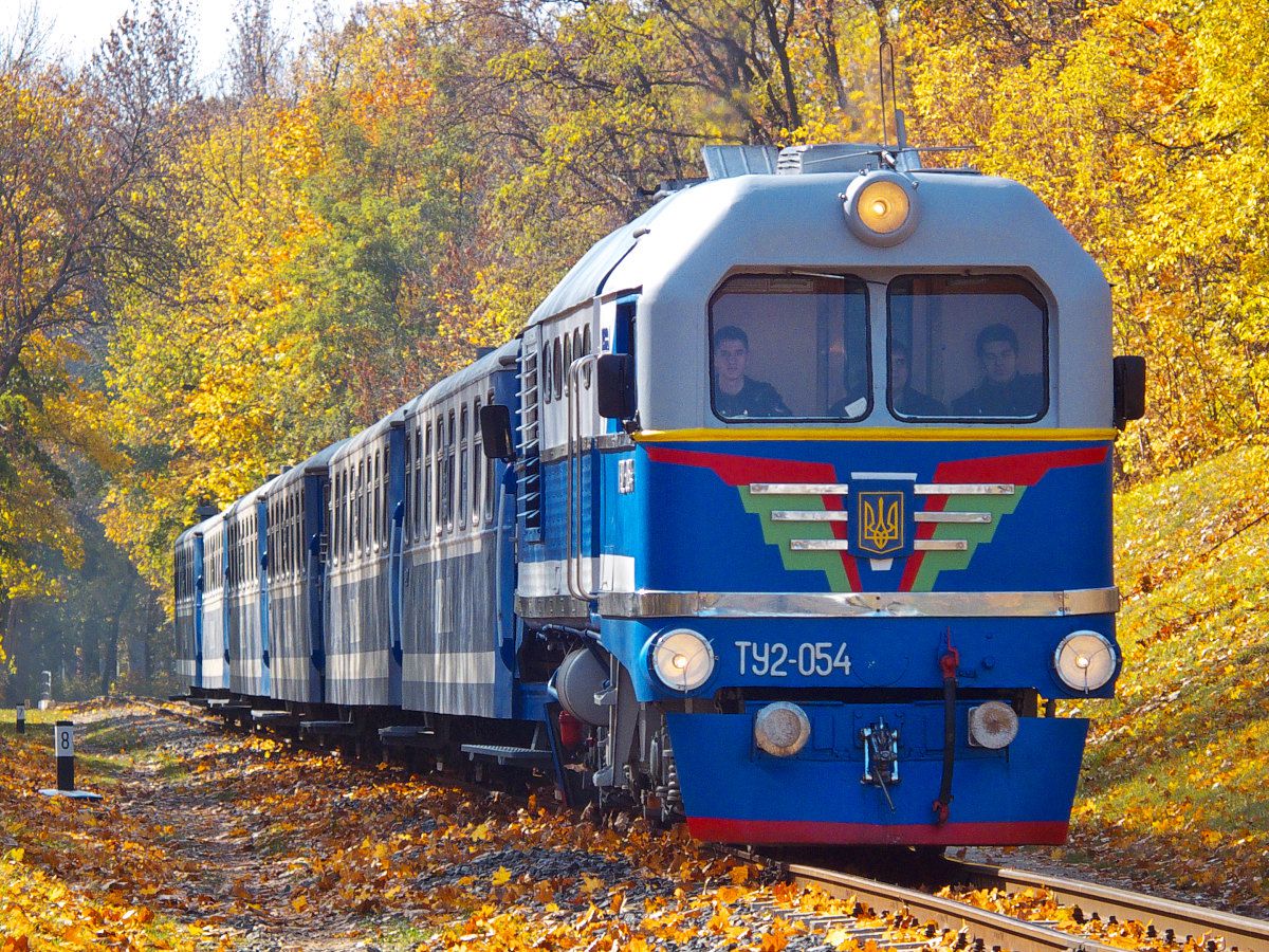 ТУ2-054 с поездом 'Україна' следует в нечётную сторону по перегону Парк - Лесопарк