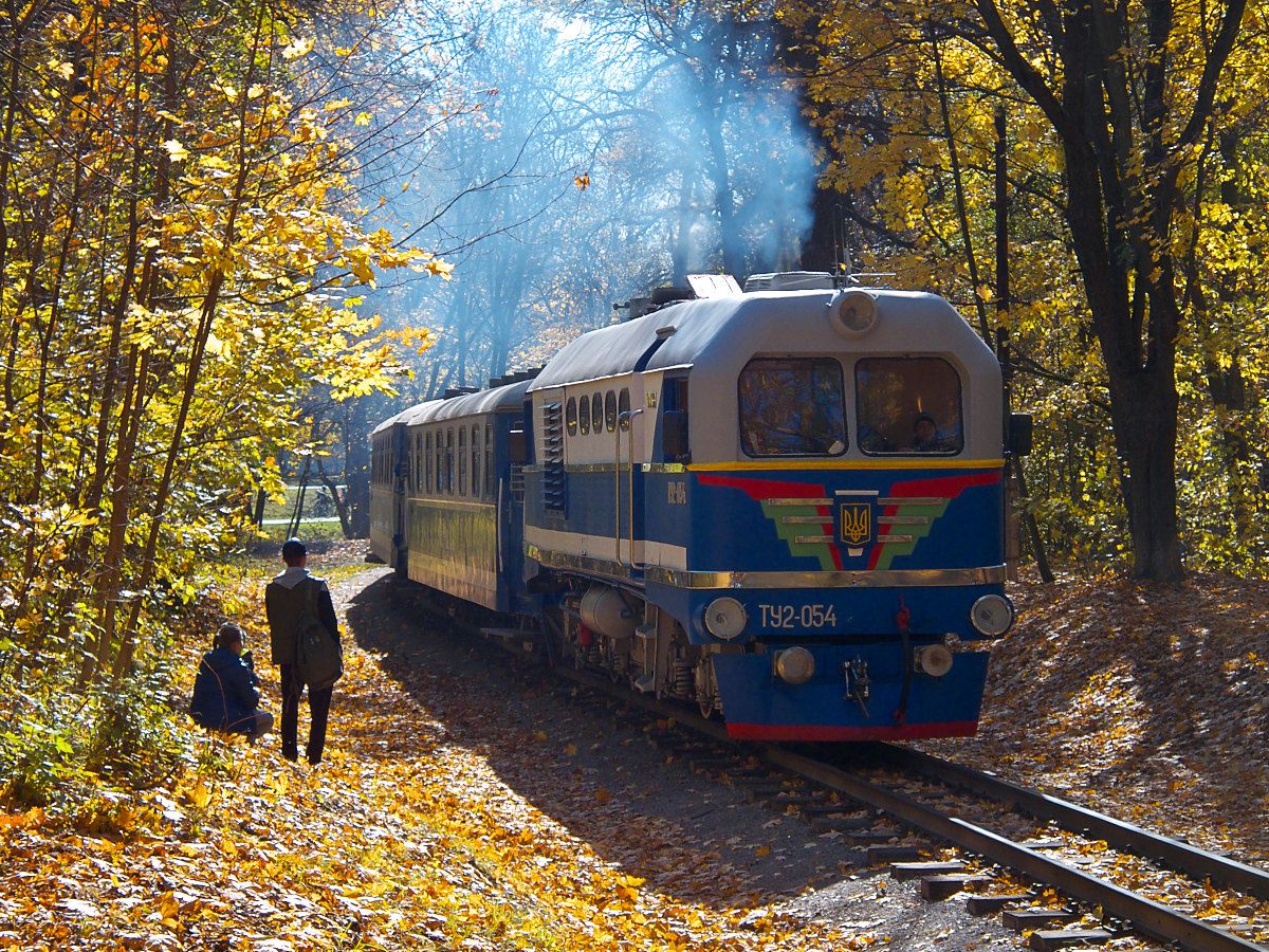 ТУ2-054 с поездом 'Украина' из вагонов Pafawag следует в чётную сторону по второму километру Малой Южной железной дороги.