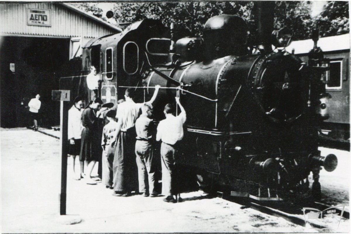 Юные железнодорожники возле паровоза ЛК-159-02