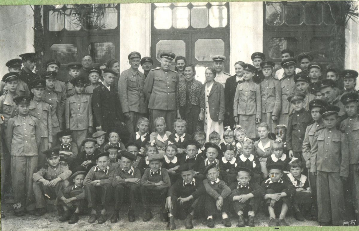Воспитанники Полтавского детдома с юными железнодорожниками Малой Южной
