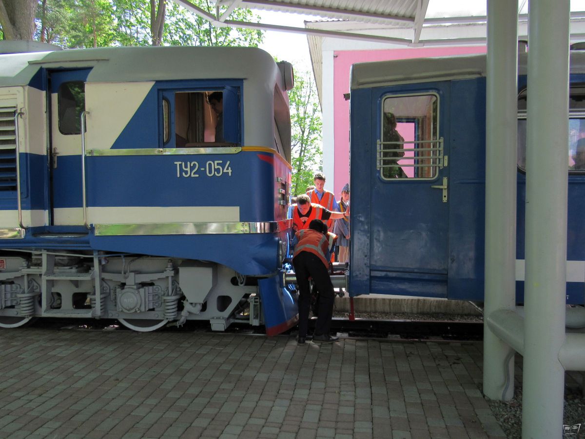 ПВМ производит прицепку локомотива к составу