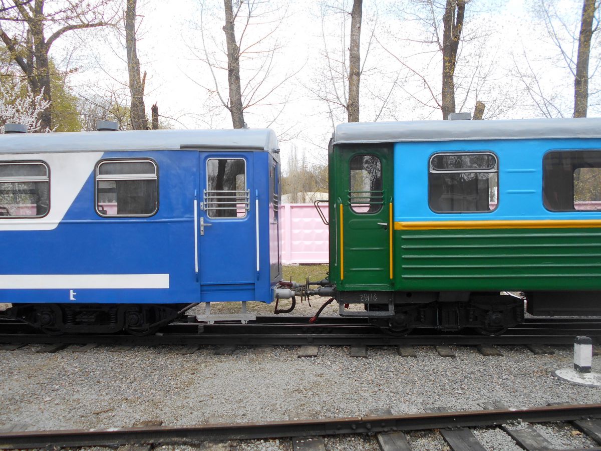 Маневры 12-вагонного состава по ст. Парк. Сцепленные в один состав вагона Pafawag и ПВ40