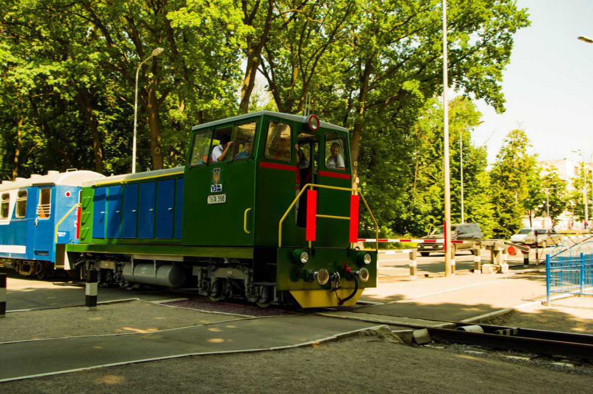 ТУ7А-3198 с составом 'Украина' на переезде
