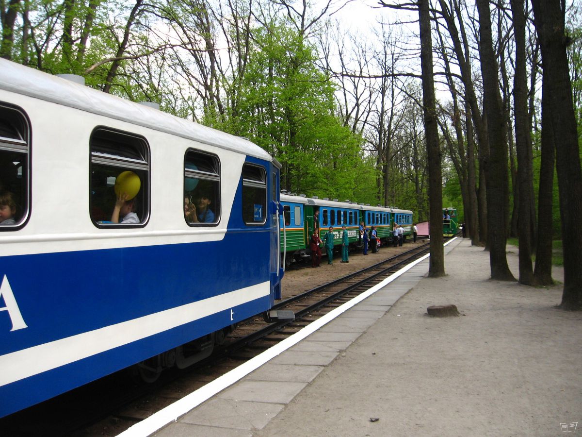 Состав 'Украина' отправляется со станции Лесопарк