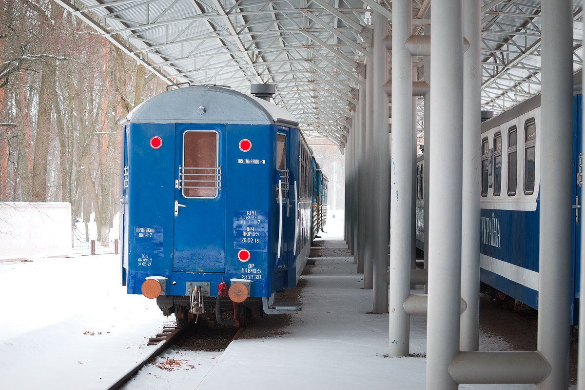 Шестой вагон Pafawag состава 'Украина' на втором пути станции Парк