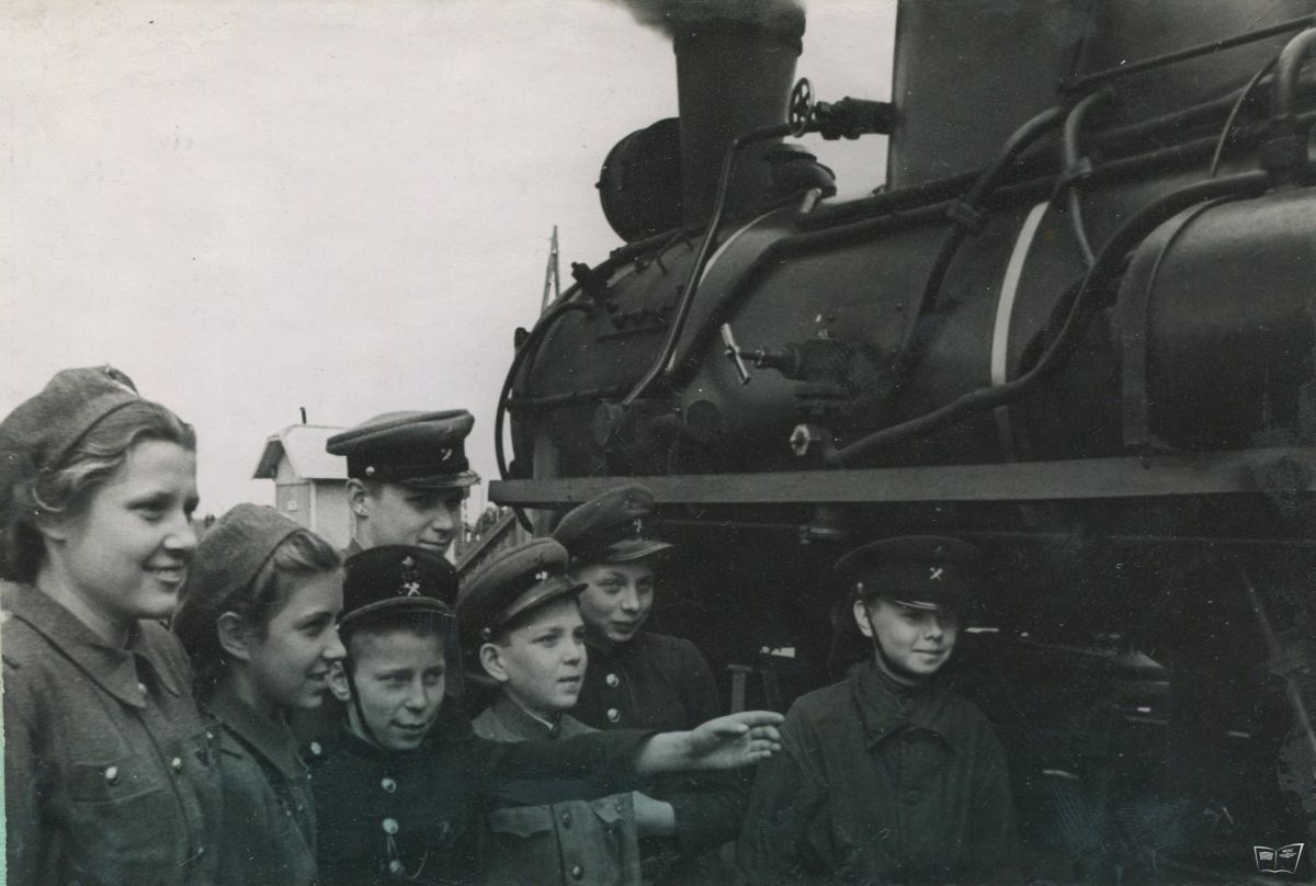 Юные железнодорожники возле паровоза Кв4-039