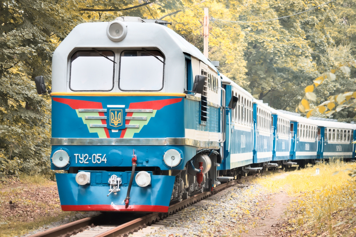 ТУ2-054 с поездом 'Украина' из вагонов Pafawag следует в нечётную сторону на втором километре