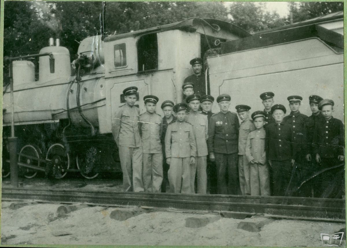 Юные железнодорожники возле паровоза ЛК83-01
