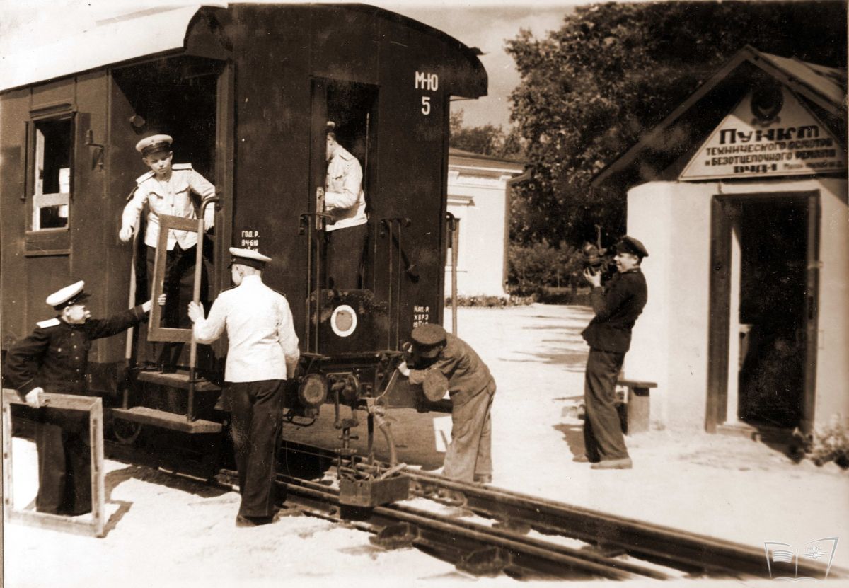 Юные железнодорожники подготавливают вагон к эксплуатации