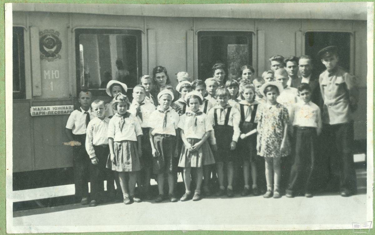 Воспитанники полтавского детдома и юные железнодорожники возле первого вагона Малой Южной