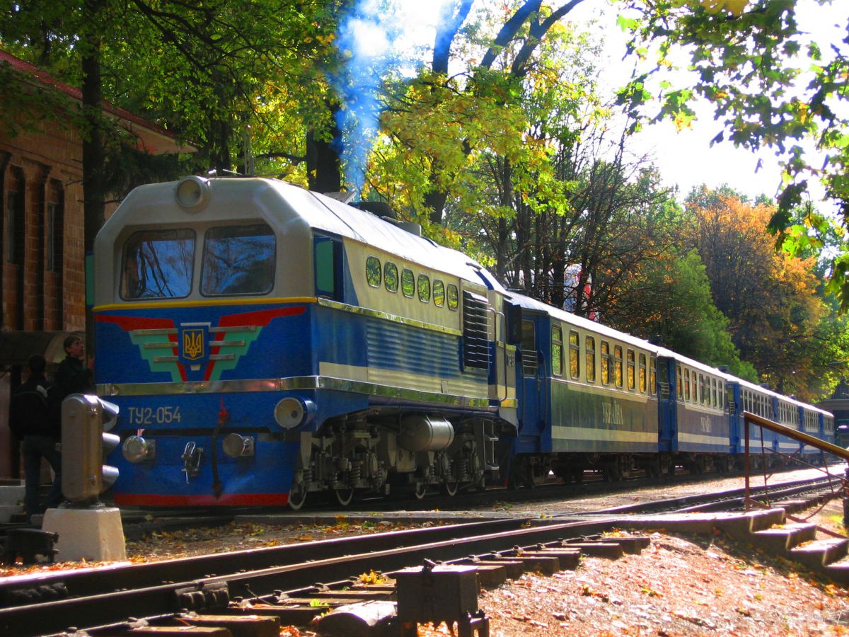 ТУ2-054 с составом 'Украина' перед отправлением со ст. Парк