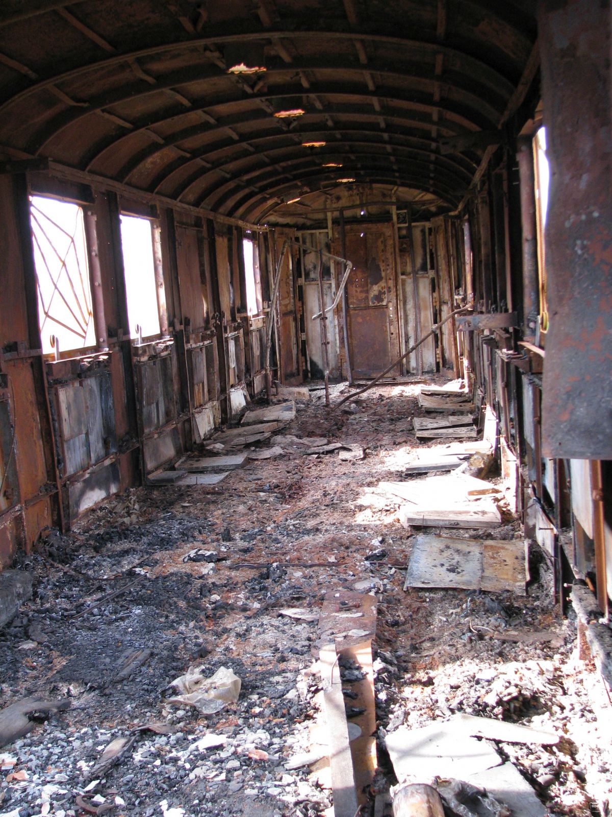 Выгоревший салон заброшенного вагона состава 'Пионерский'