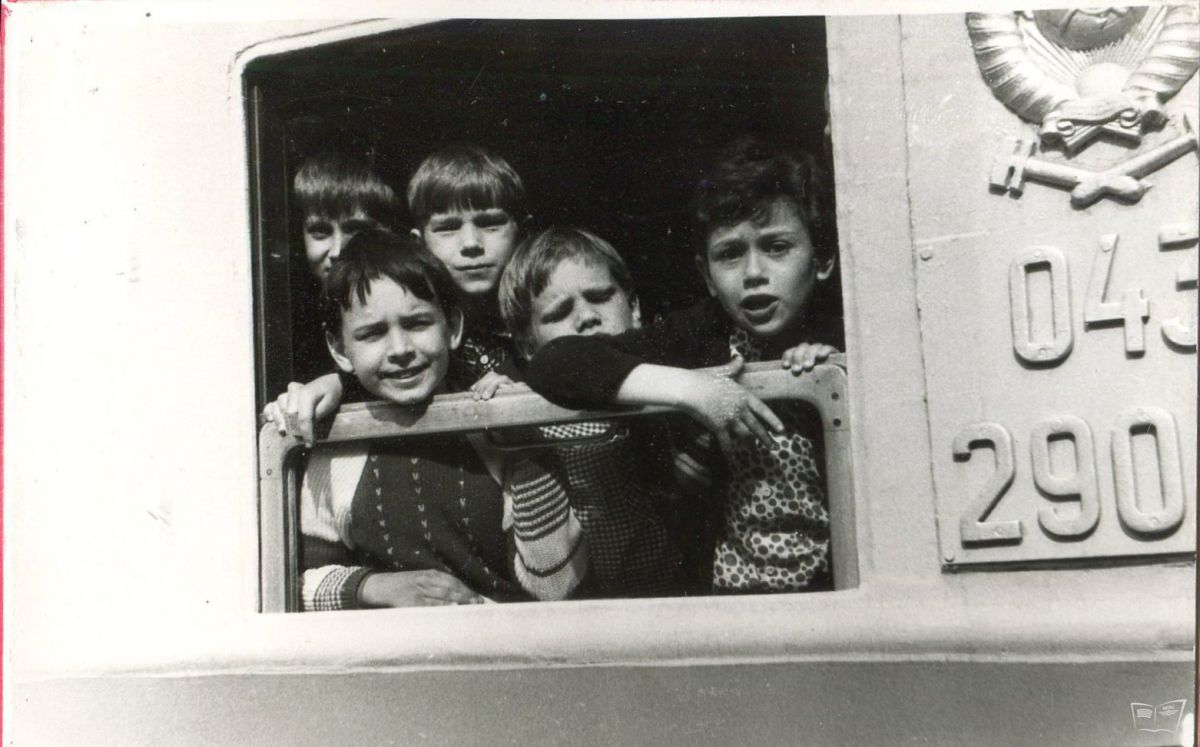Юные пассажиры в вагоне поезда